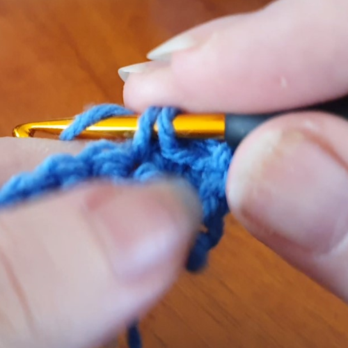 how to hold a crochet hook thumb